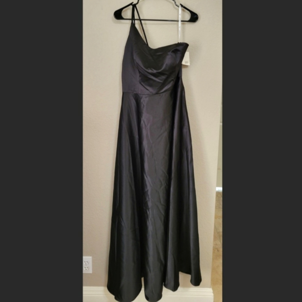 Black One-Shoulder Gown (Pockets)